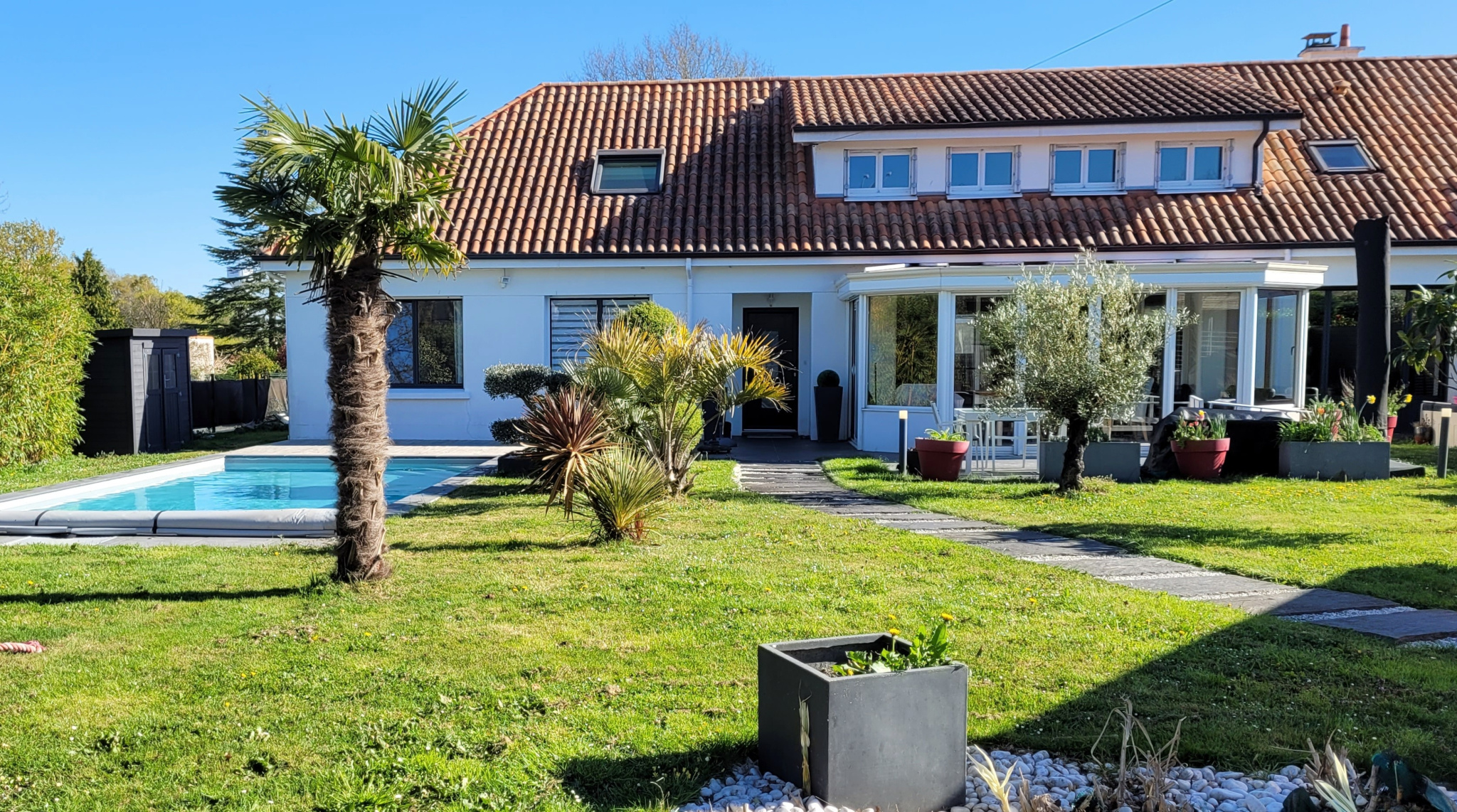Maison 10 pi�ces - 7 chambres - Jardin paysag� et piscine - PROFESSION LIBERALE POSSIBLE