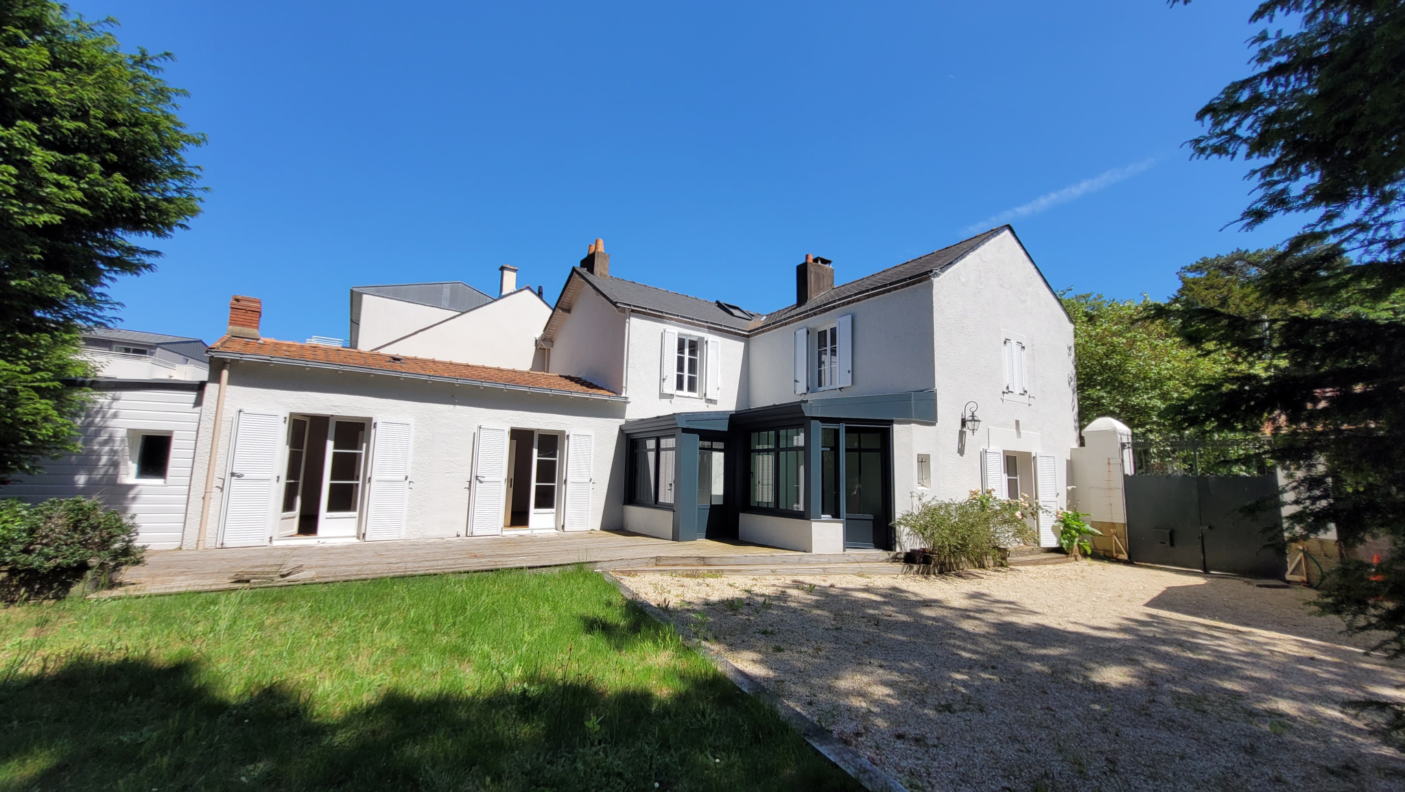 r�sidence de 184 M2 habitables et un terrain bois� de 1447 m2