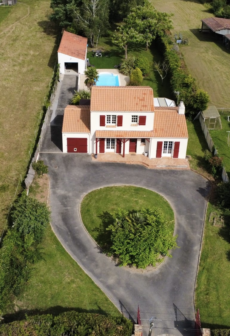 Maison avec piscine et b�timent ind�pendant sur plus de 2 600 m2 de terrain