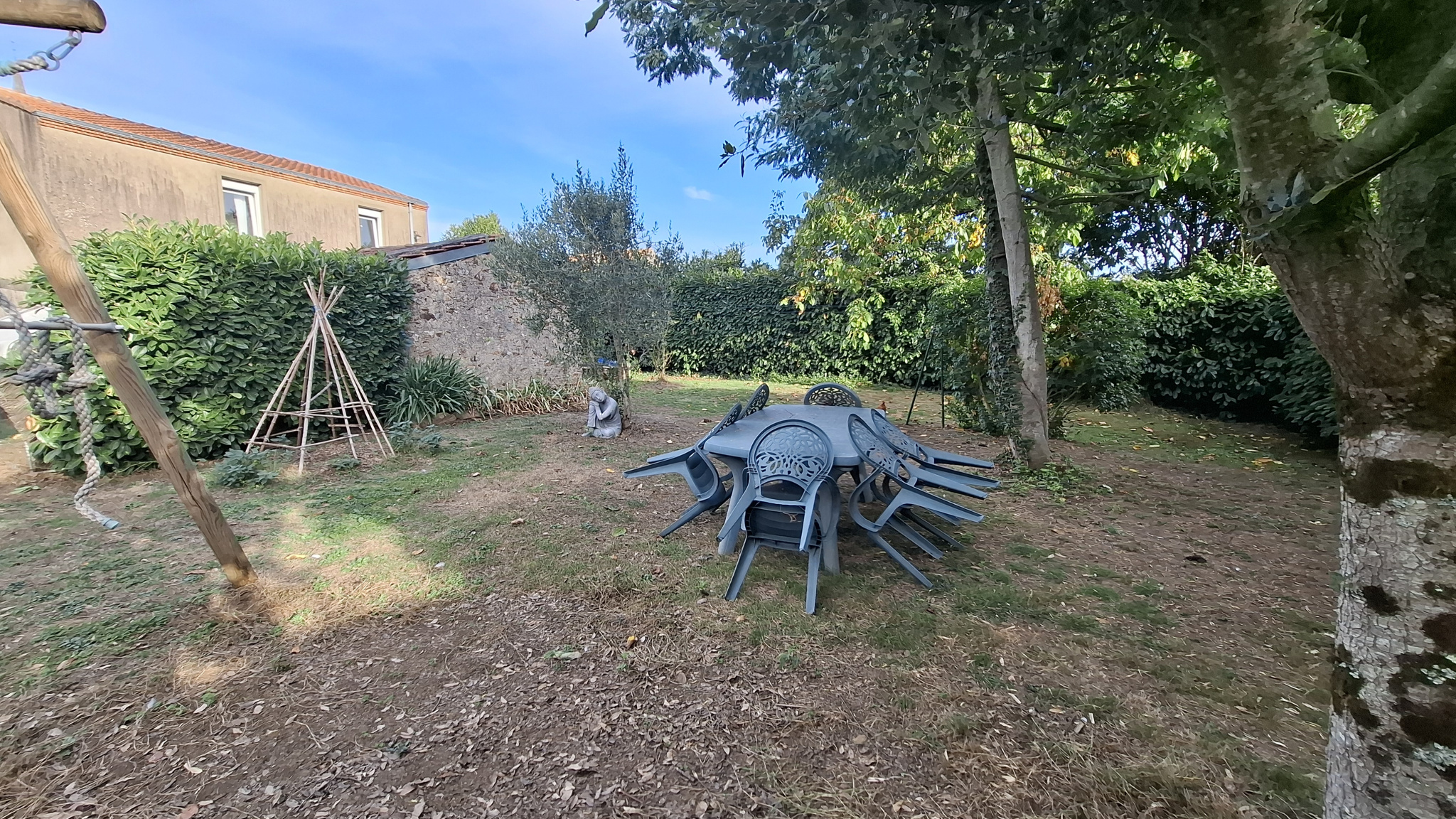 TERRAIN - PLEIN CENTRE BOURG - NON VIABILISE
