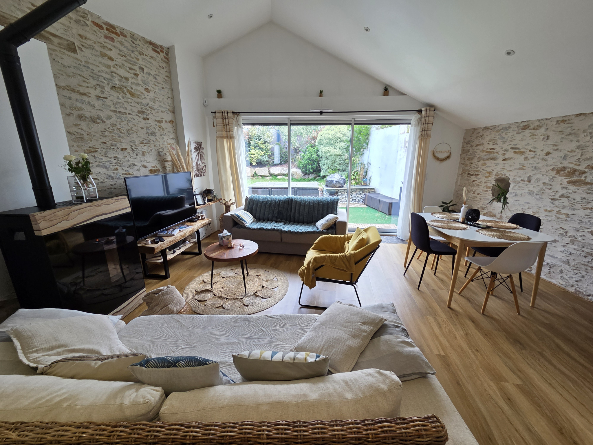 Propri�t� r�nov�e proche mer avec deux logements ind�pendants : charme, revenus locatifs et confort de vie