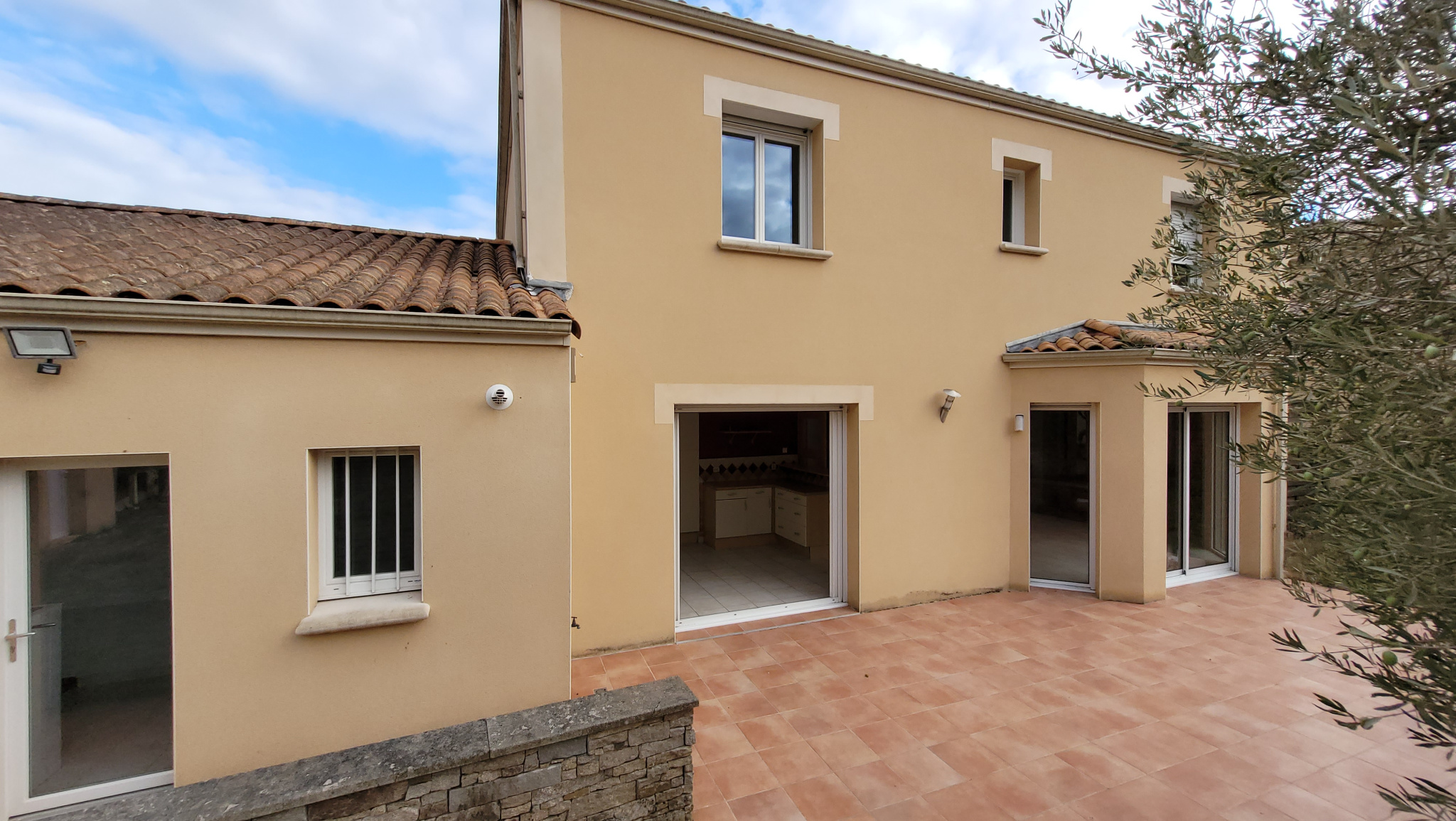 Maison familiale 4ch 1 bureau 1 salle Spa avec 2 garages et jardin