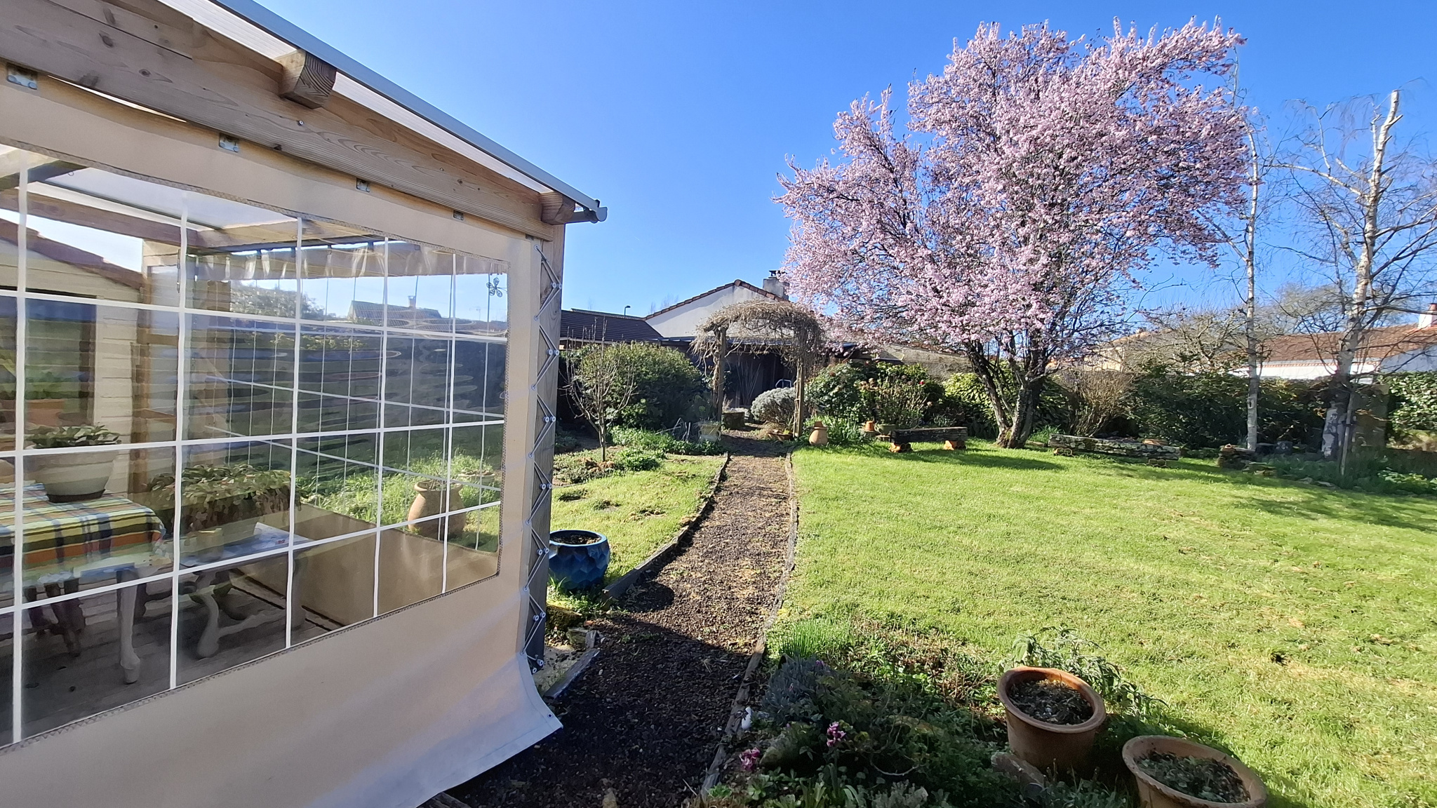 MAISON PLAIN PIED - 3 / 4 CHAMBRES - CENTRE BOURG - AU CALME -