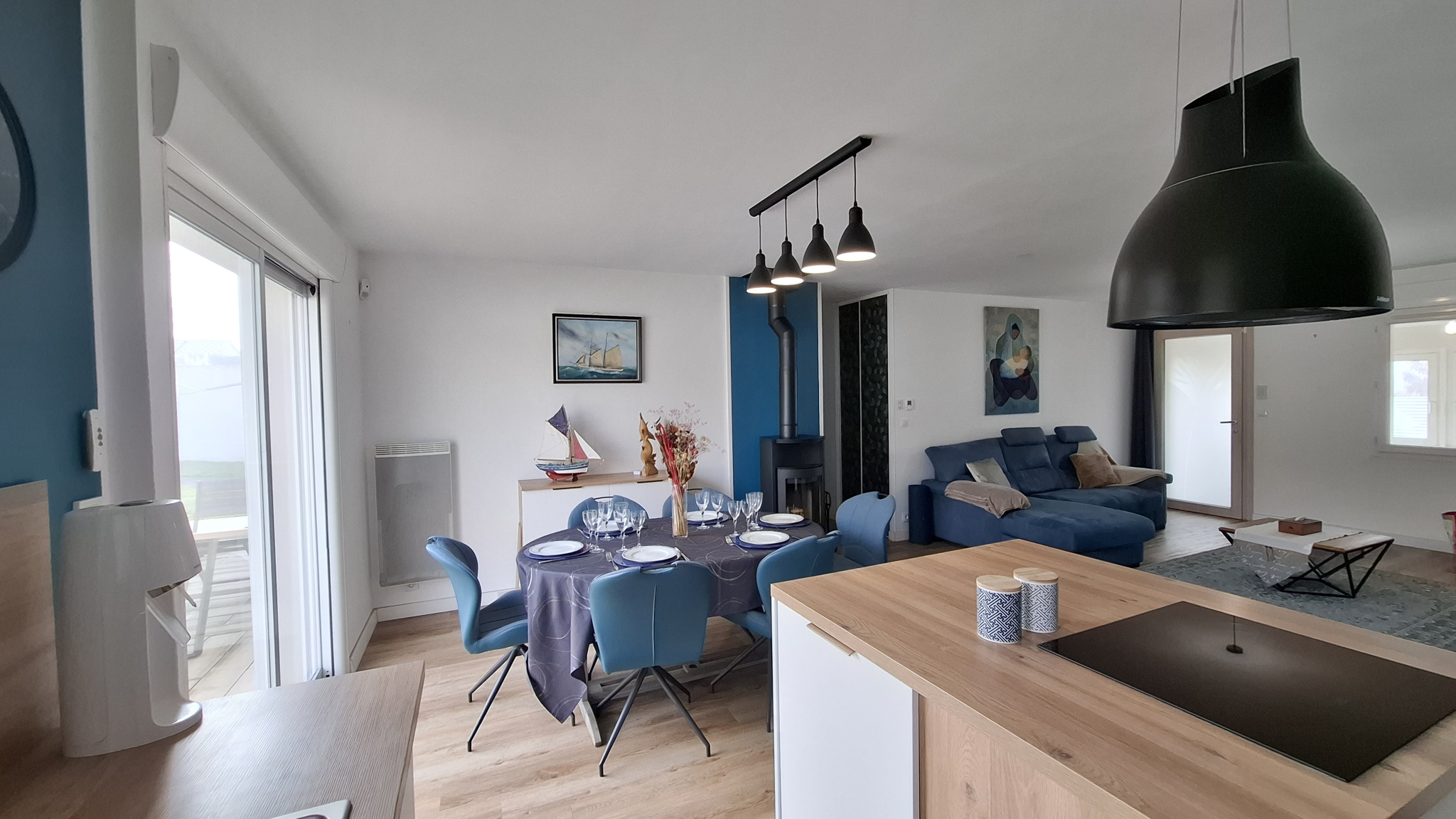 MAISON 3/4 CHAMBRES - EMPLACEMENT PRIVILEGIE AU CALME ET EN CENTRE BOURG - PISCINE COUVERTE -